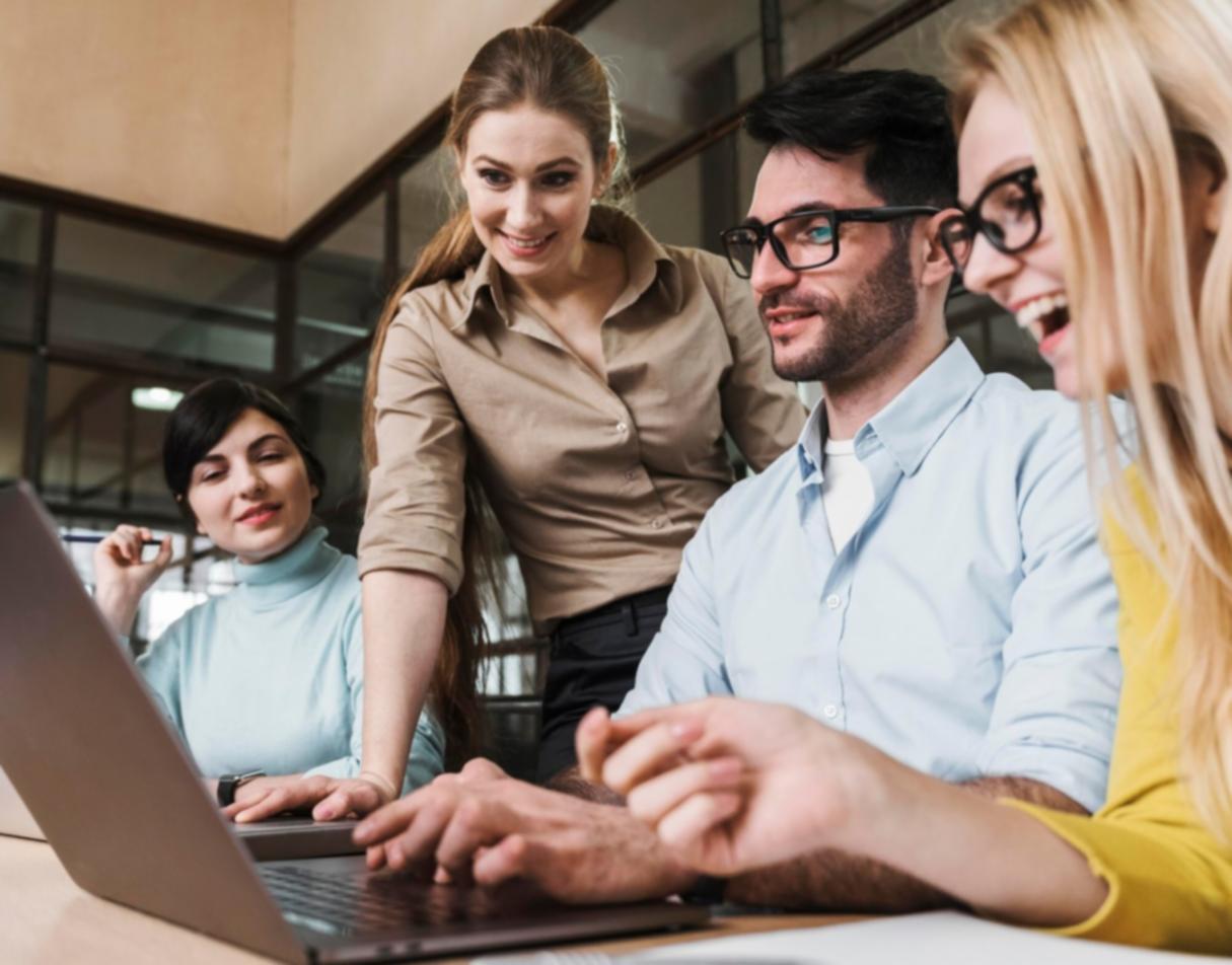 Laboratório de desenvolvimento de software com múltiplos monitores mostrando código e algoritmos